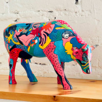 Коллекционная статуэтка Cow Parade корова Partying with P-COW-sso, Size L, 30×9×20 см Коллекционная статуэтка Cow Parade корова Partying with P-COW-sso, Size L, 30×9×20 см